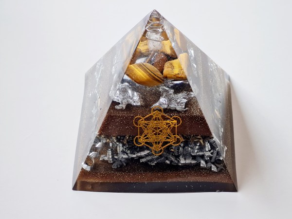 Orgonite pyramide oeil de tigre cube de metatron